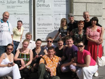 Die ganze Gruppe vorm Konzerthaus