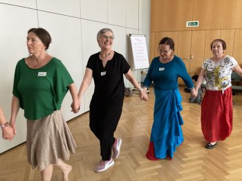 Ulli tanzt eine jiddische Hora mit den Teilnehmerinnen